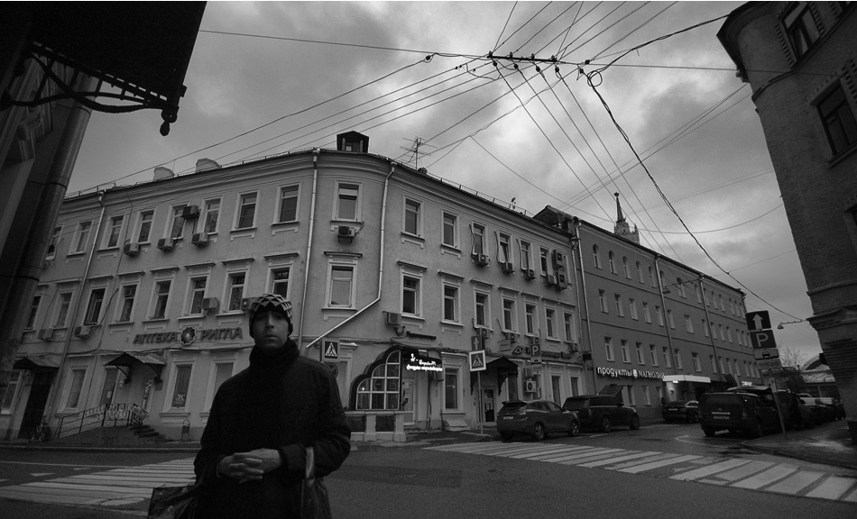 * в городе
