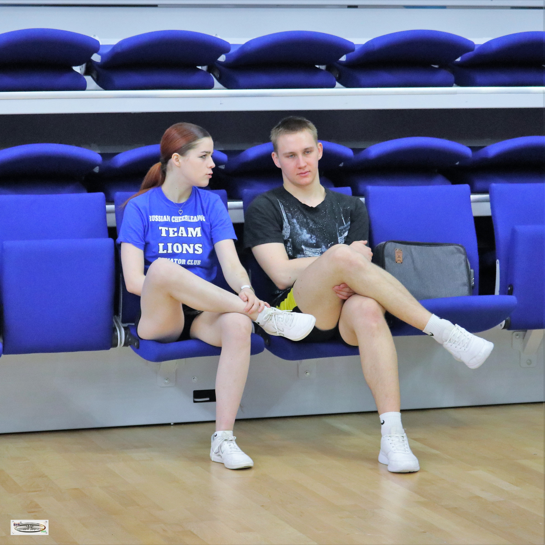 Двое в паузе пара спортсмены отдых чирлидинг