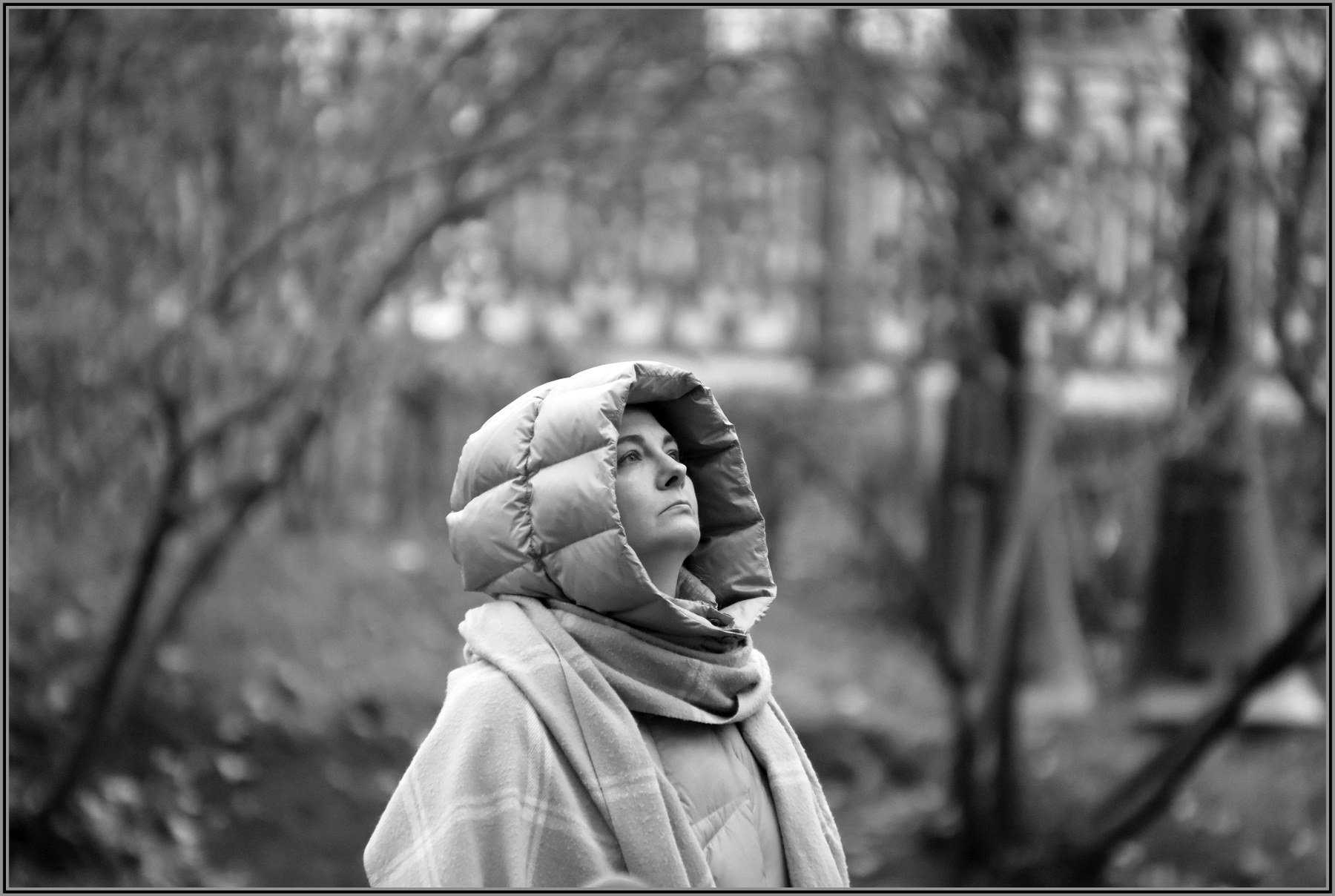 ..... Я осень вдыхаю как воздух,Хочу наслаждаться ей,А кто то скажет-уныние ,Не по пути тебе с ней !..... портрет лицо женщина улица