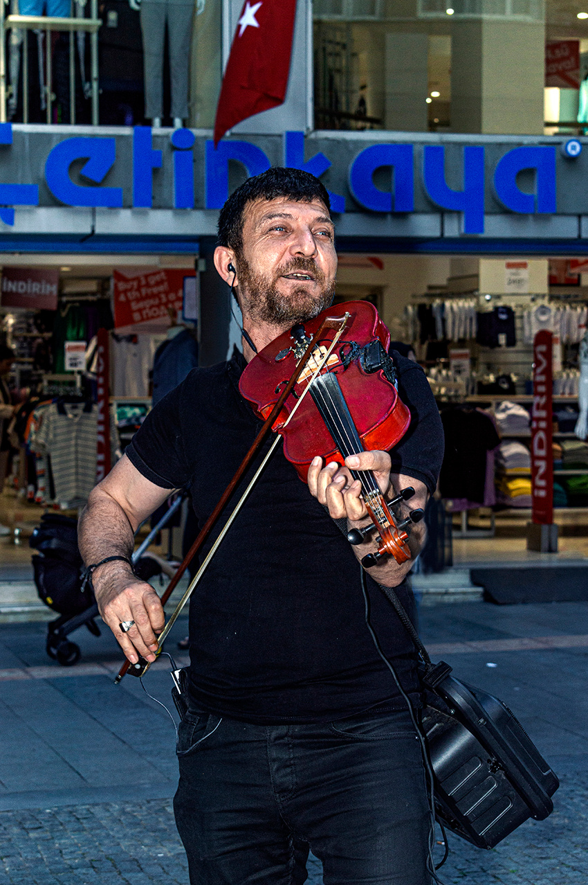 Pasadena Анталья Турция музыкант скрипач мужчина улица Kapalı Yol
