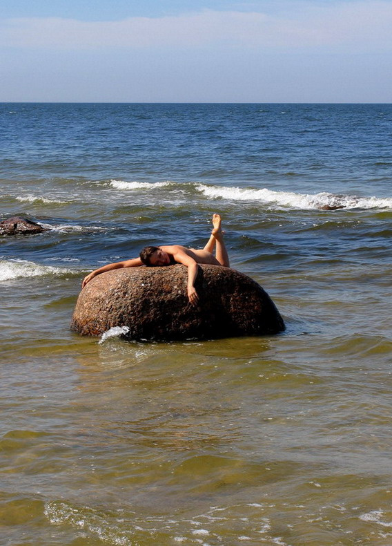 ловисьРЫБКАбольшаяИмаленькая.... море небо камни