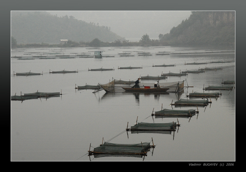 ДОЖДЛИВОЕ УТРО... * RAINY MORNING ... озеро река девушка горы утро дождь рыбаки China Vladimir Bugayev