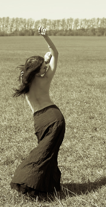 Dance of Wind Девушка танец ветра в поле Dance Wind