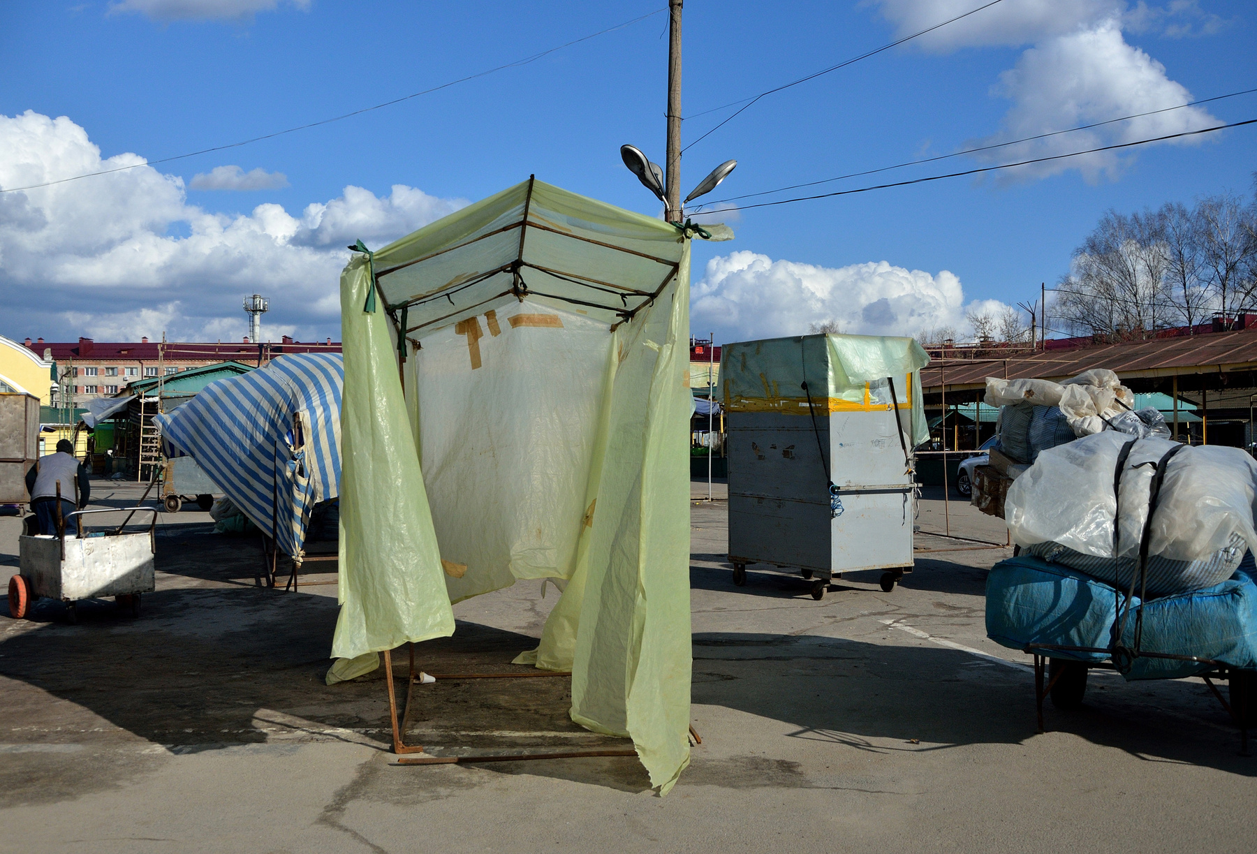 Рынок закрывается... рынок палатки