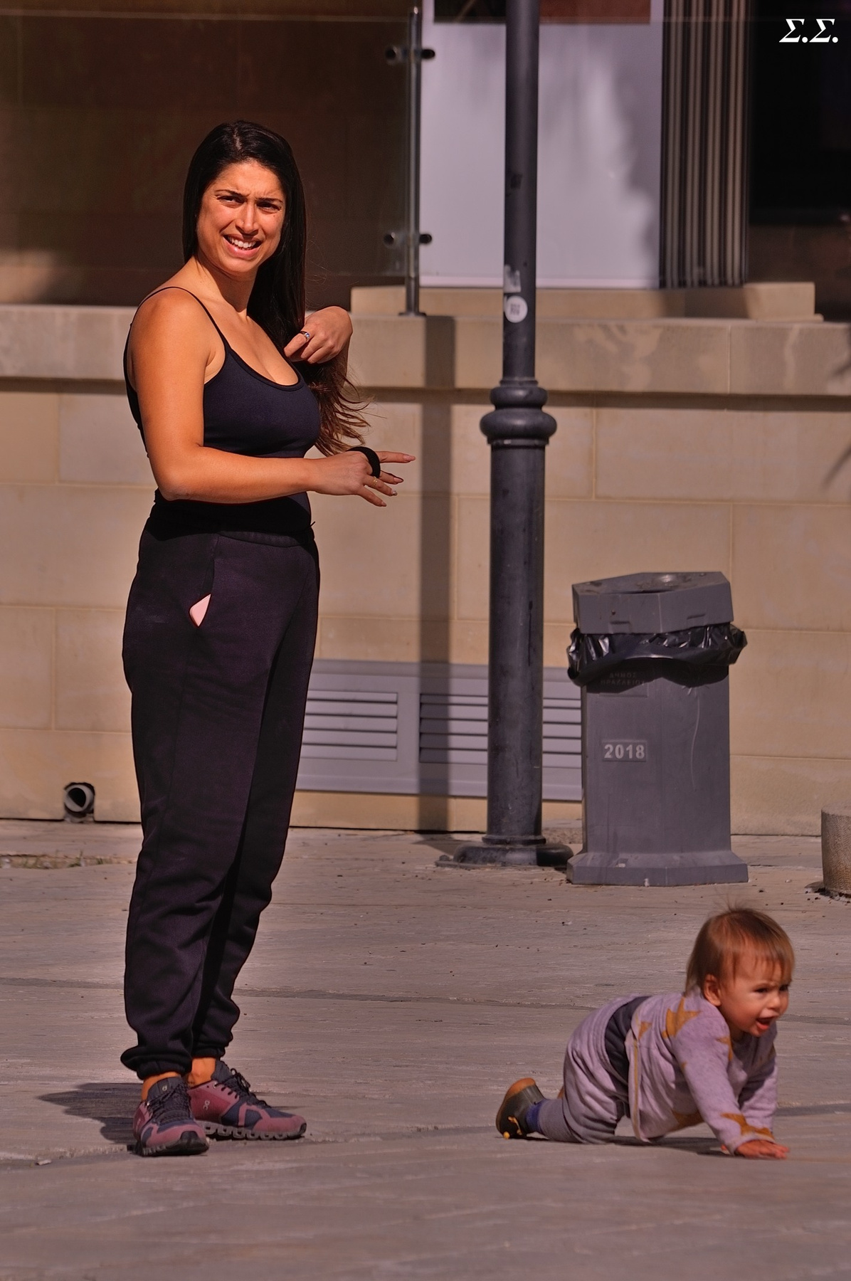 HAPPY MOM AND THE CRAWLING KID 