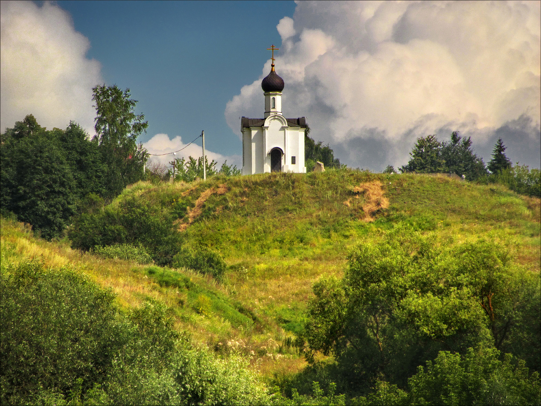 Памятное место. (3) холм часовня небо облака