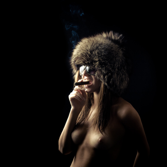 Other smoke girl cigare smoke