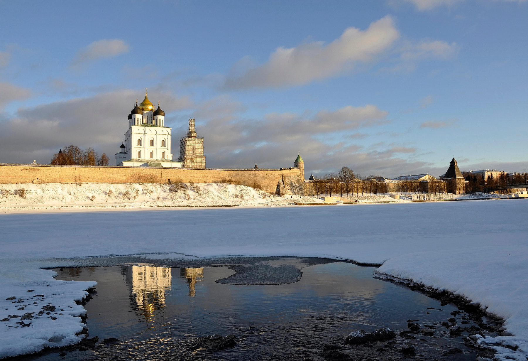 Рождественский пейзаж Псков Кром река Великая Троицкий собор зима
