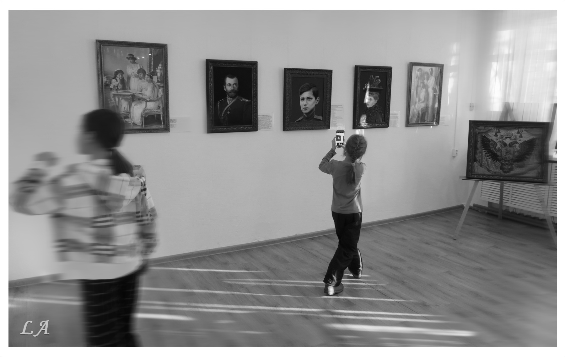 Девочка фотографиорует фототренер Александр Мамакин Творческий Союз Снежный Лев Lighra Advenyture Светлана Мамакина Путешествие Фотосайт Россия Север Заполярье Мурманская область Мончегорск город выставка девочка выставочный зал портреты