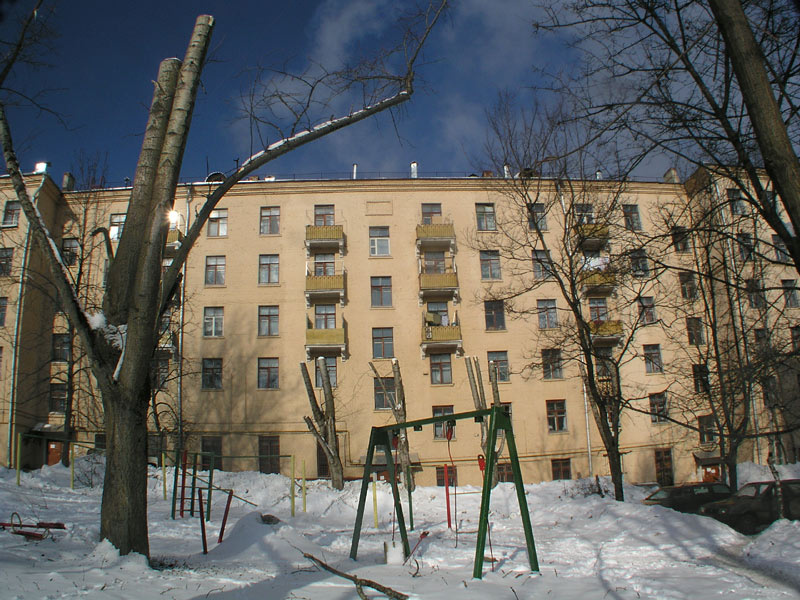 Очаковский дворик весной 