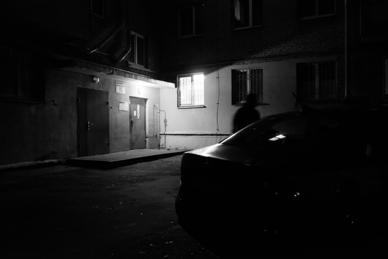 Ночные тени вечер двор подъезд фонарь окна автомобиль человек