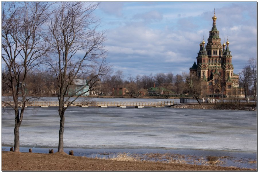 Собор Петра и Павла в Петергофе Собор,озеро,деревья