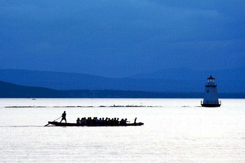 Dragon Boating on The Lake Champlain закат лодка маяк вермонт