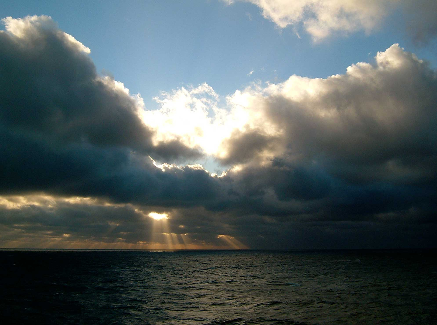 Лучи солнца море