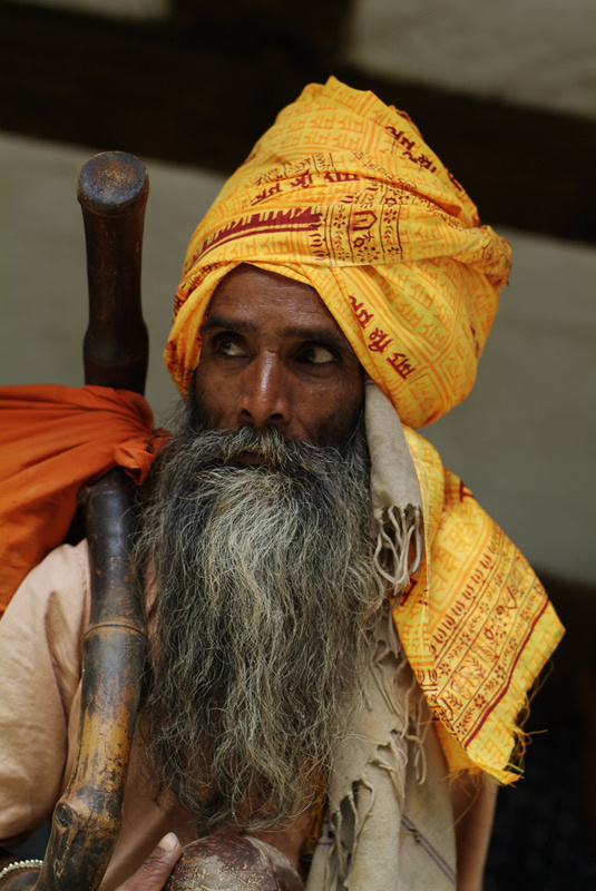 ...Достаточно просто посмотреть в глаза... sadhu India садху Индия Манали
