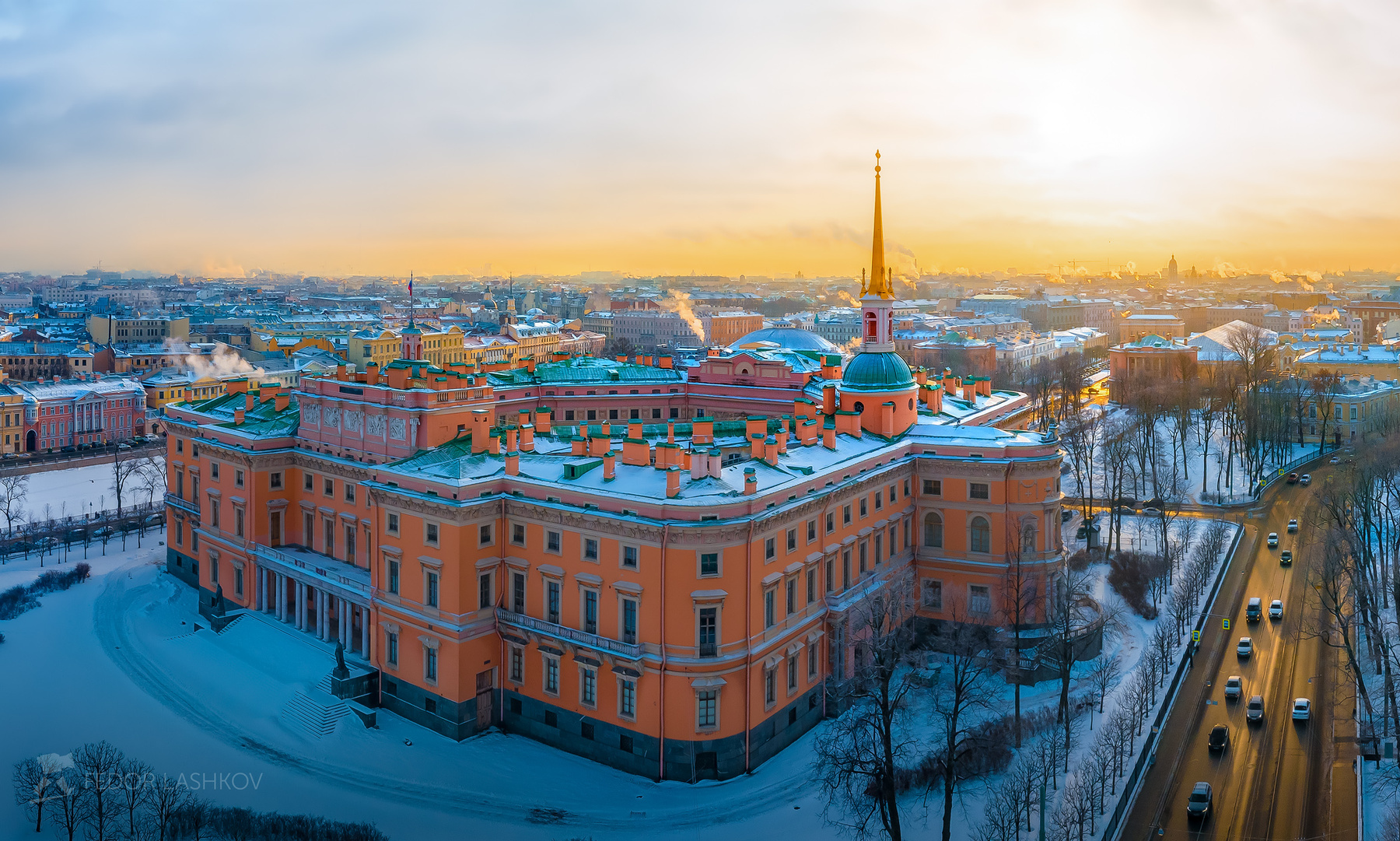 Михайловский замок Санкт-Петербург зима зимние рассвет архитектура здание облачно небо облака исторический центр город городское золотой музеи крыши Питера Михайловский замок