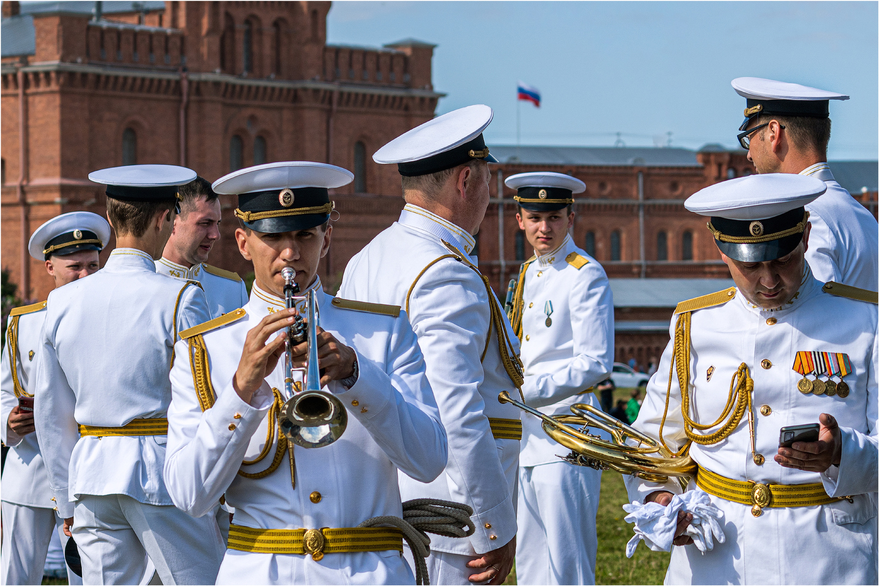 Перед выходом на сцену духовой оркестр