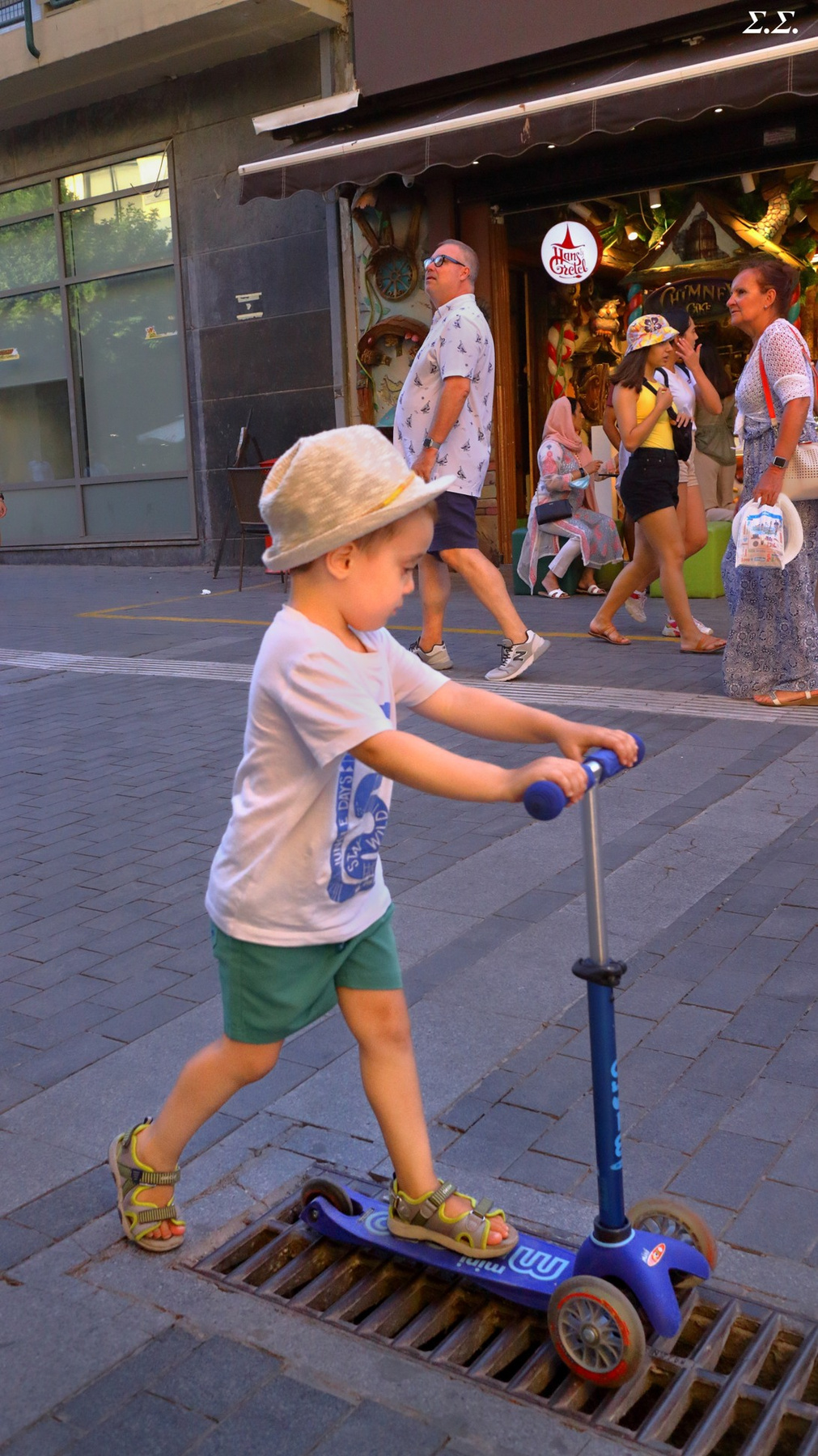 SCOOTING DOWNDOWN 