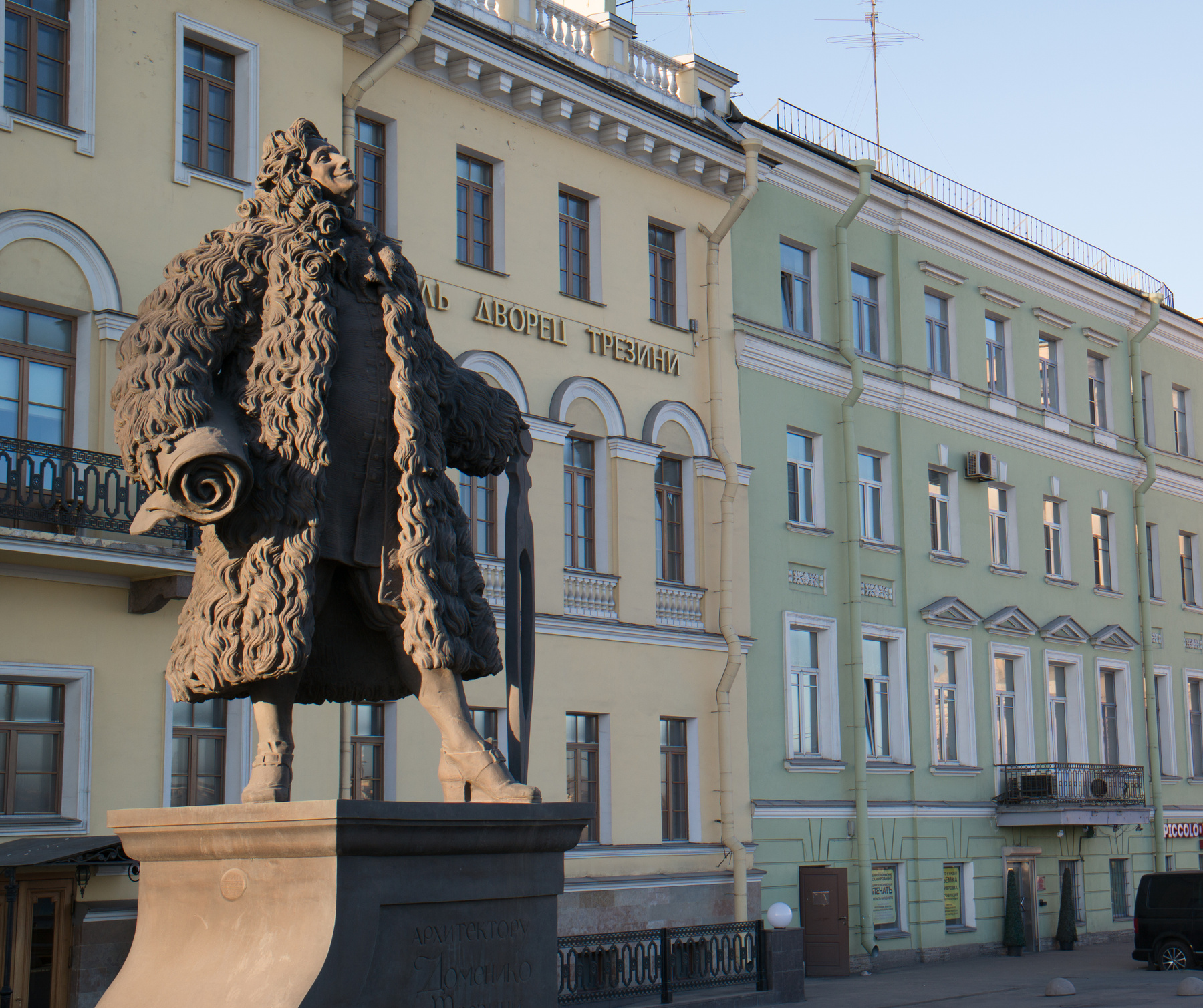 ужасы нашего Городка.. Петербург памятник Трезини
