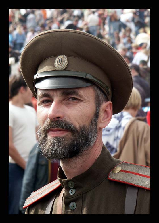Потрет казака на фоне толпы 