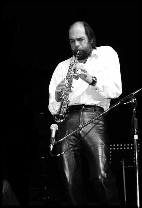 Он делает Jazzz... Музыка, джаз.