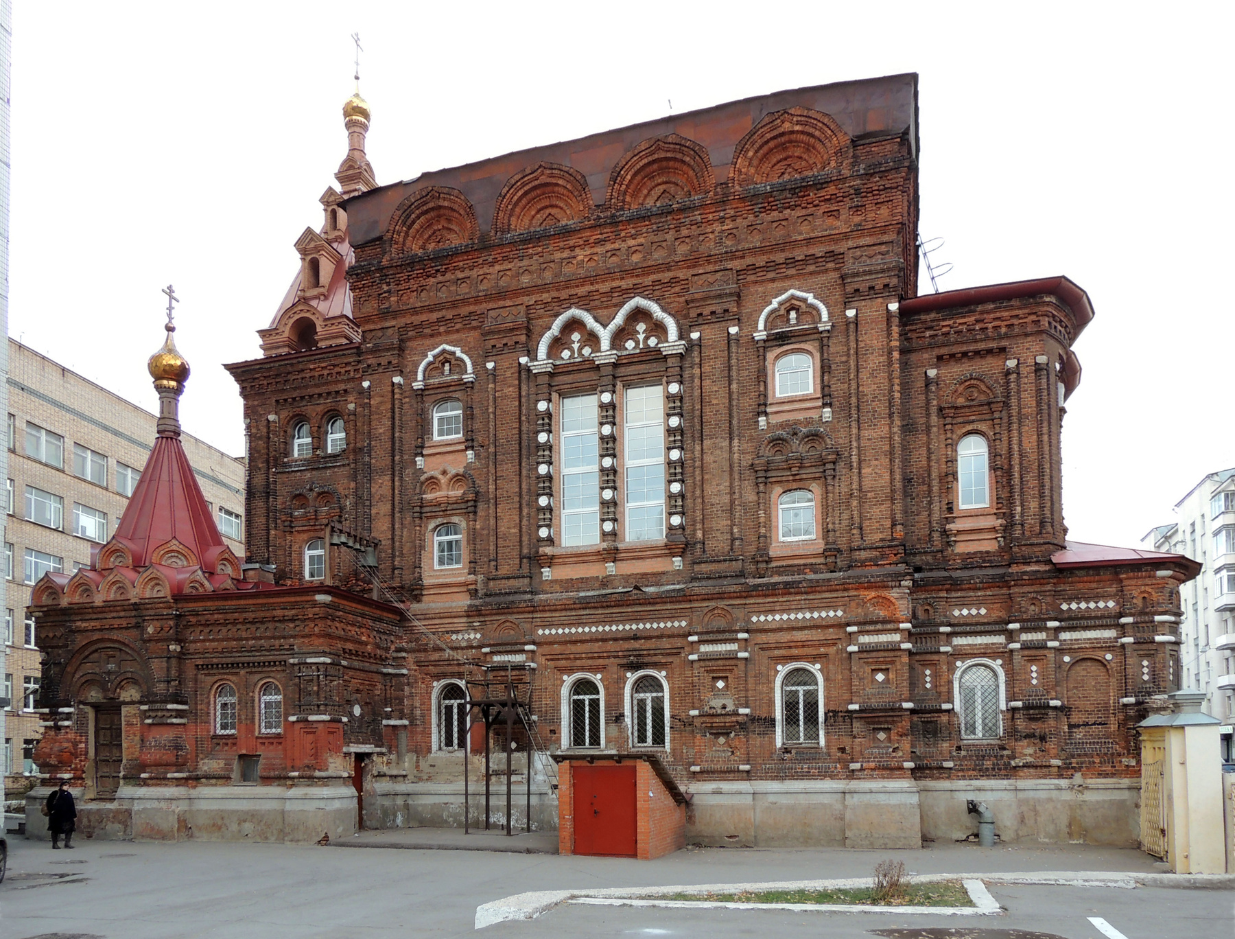 Церковь иконы Божией Матери "Всех скорбящих Радость" при Староекатерининской больнице (МОНИКИ). Эклектика Кирпичный стиль архитектура храм церковь Москва город Россия улица Щепкина