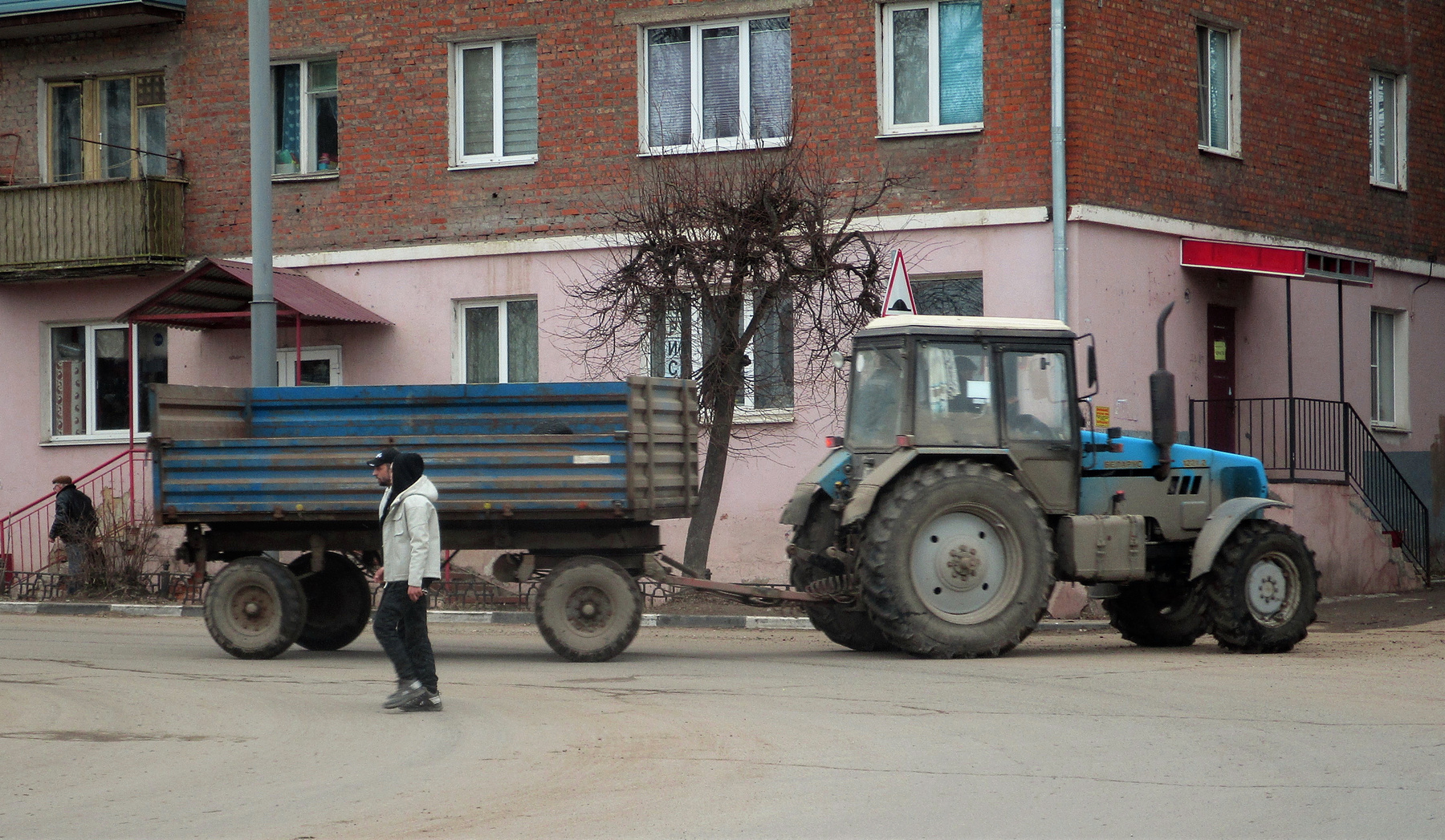 Беларус Беларус трактор улица город весна