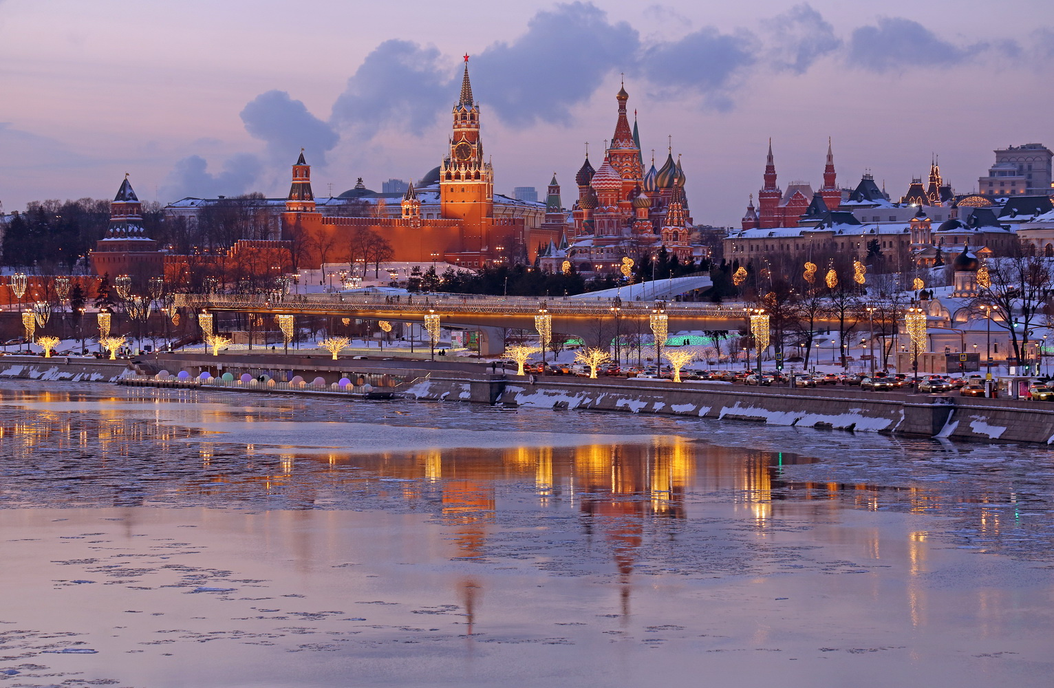 Кремль с Устьинского моста утром 