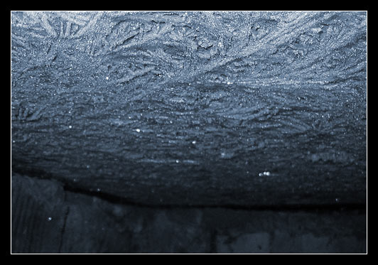 потолок ледяной, дверь скрипуучая... ледяные рисунки иней
