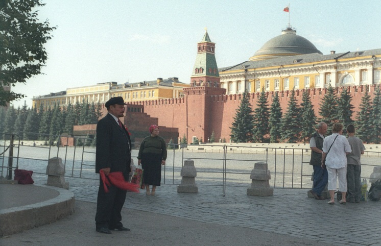 Призрак бродит по Европе призрак Ленин мавзолей красная площадь двойник