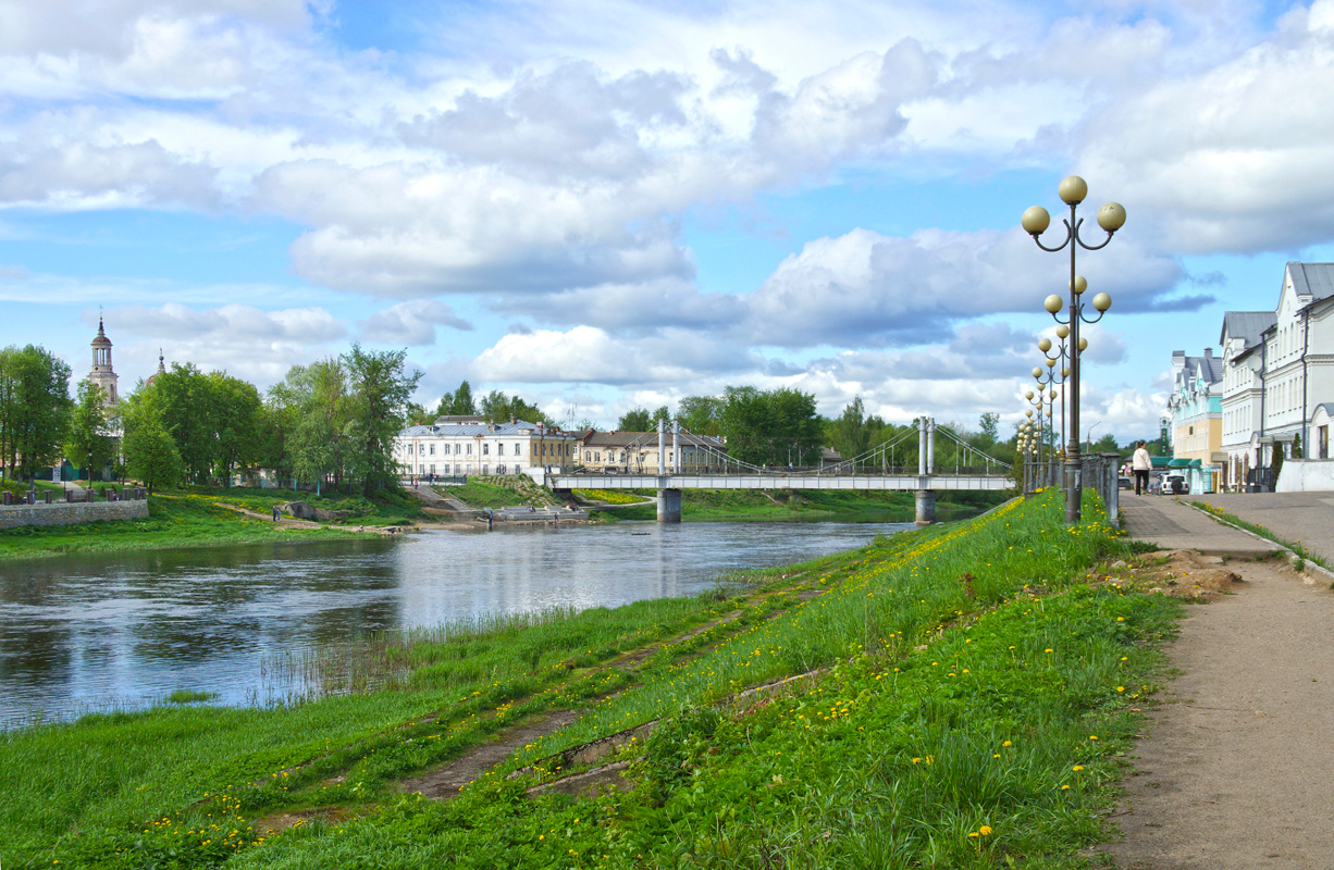На набережной в провинциальном городе город набережная река дома храм мост небо провинция