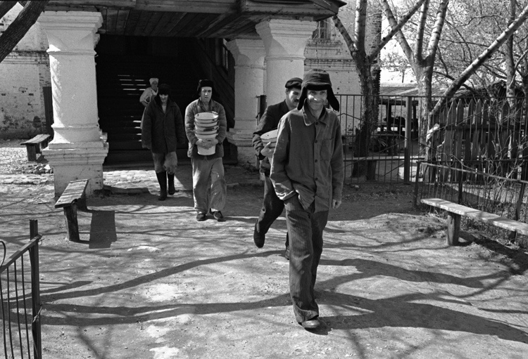 свияжск 1992 г.  за обедом на кухню 