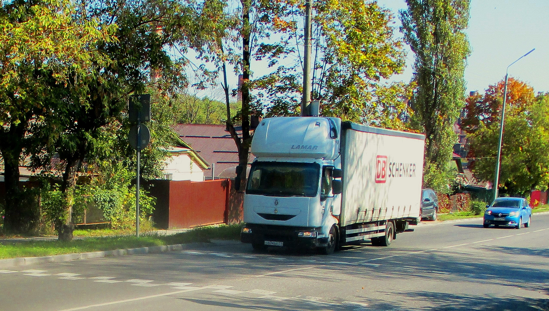 RENAULT RENAULT авто фургон улица город осень