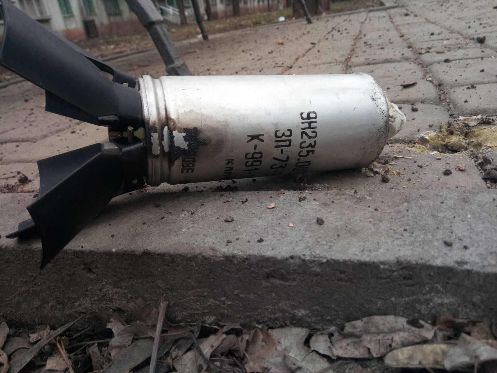 Кассетный цилиндр в центре Мариуполя на бульваре. Убито 2 прохожих, ранено 3. март 22 