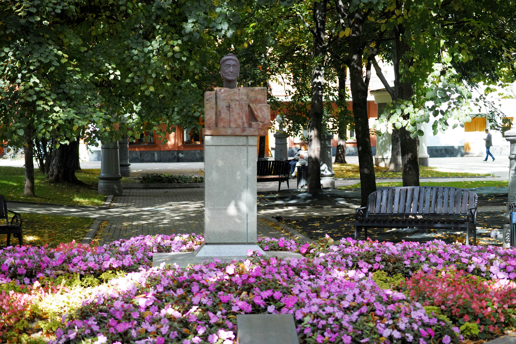 Памятник Данте Алигьери город Москва Сад Эрмитаж памтник Данте Алигьери