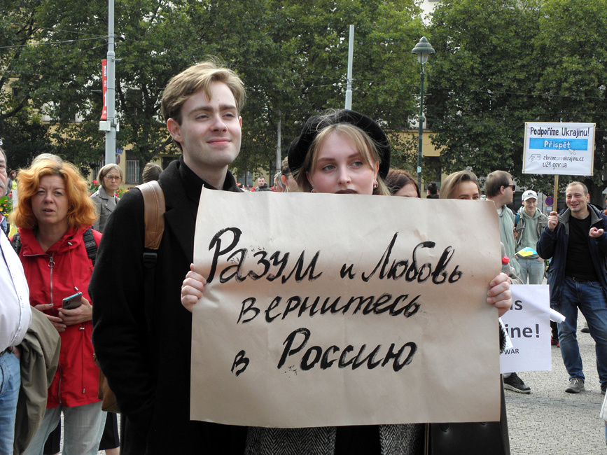 *Прага, площадь Мира* РУССКИЕ ПРОТИВ ПУТИНА НЕТ ВОЙНЕ МОГИЛИЗАЦИИ В ГААГУ УКРАИНЕ ПОБЕДУ РОССИИ СВОБОДУ