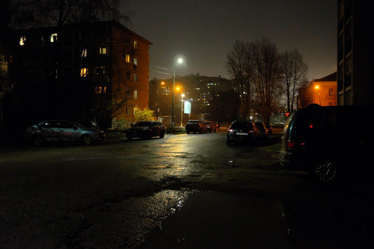 Городской вечер осень вечер улица здания деревья фонари