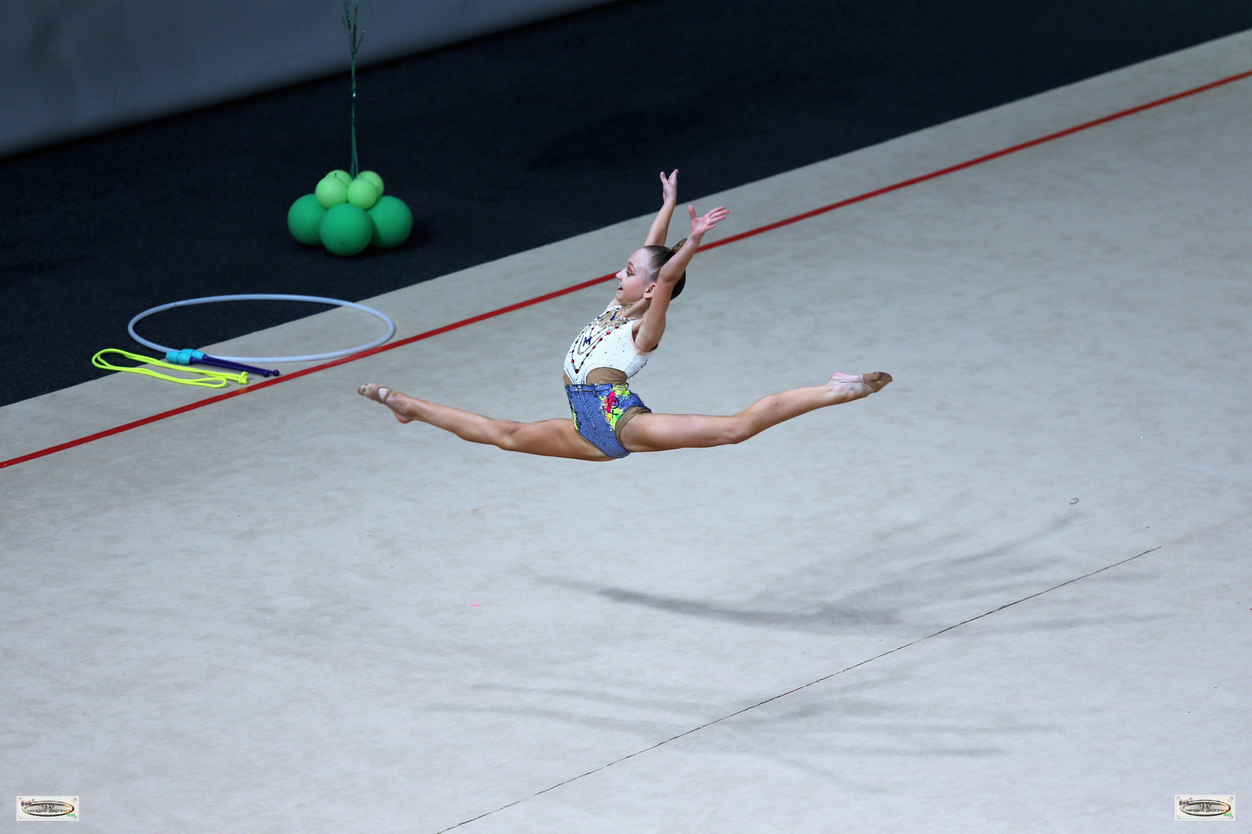 Пролетая над своей тенью гимнастка прыжок тень