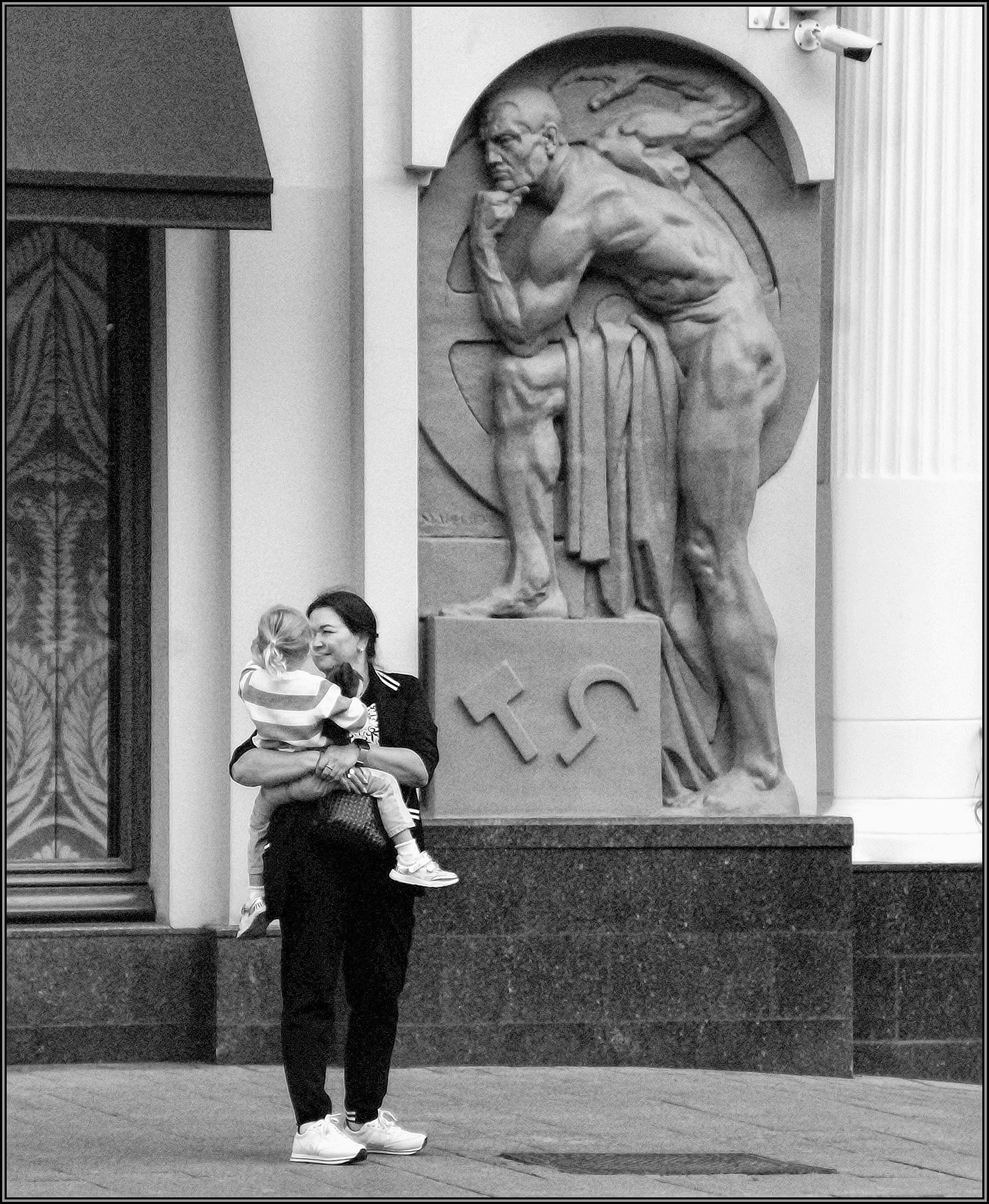 ..... Серп и молот .... улица люди события
