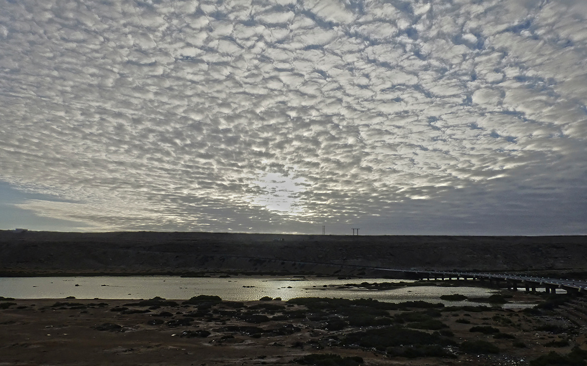 небо Чбики Марокко Morocco Ахфенир Akhfenir Чбика Chbika другой уэд oued сухое русло океан небо мусор