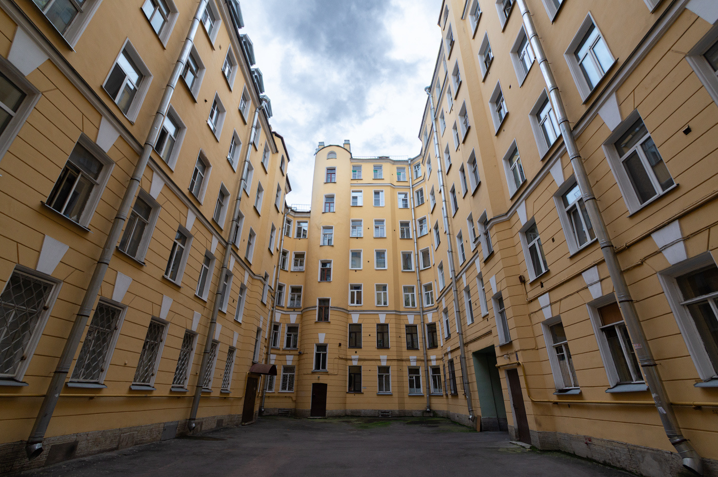 DSC00993 архитектура россия питер петербург санкт-петербург санктпетебург двор дворы спб старыйфонд старый фонд колодец колодцы дворколодец дворыколодцы двор-колодец дворы-колодцы здание окно окна дом васильевский остров
