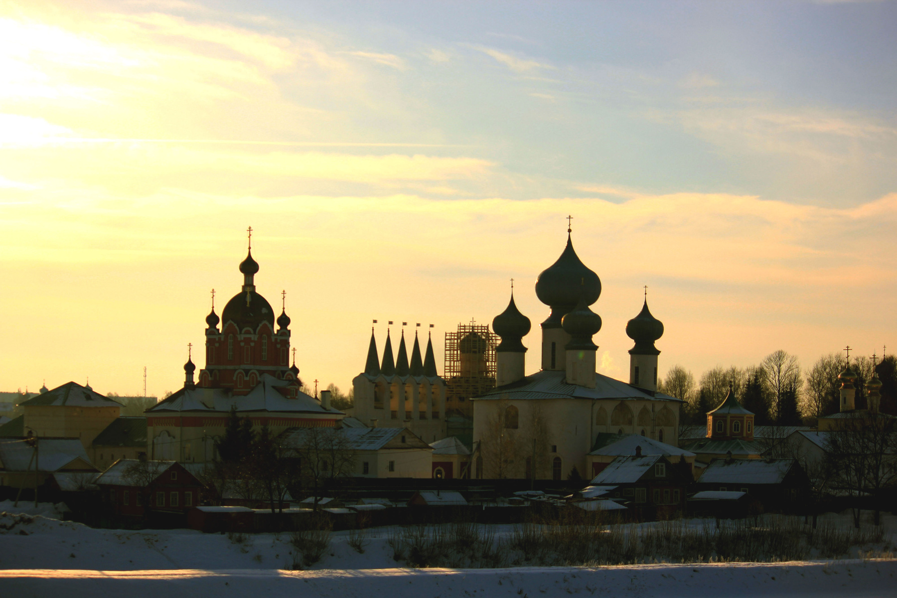 Успенский монастырь на закате 