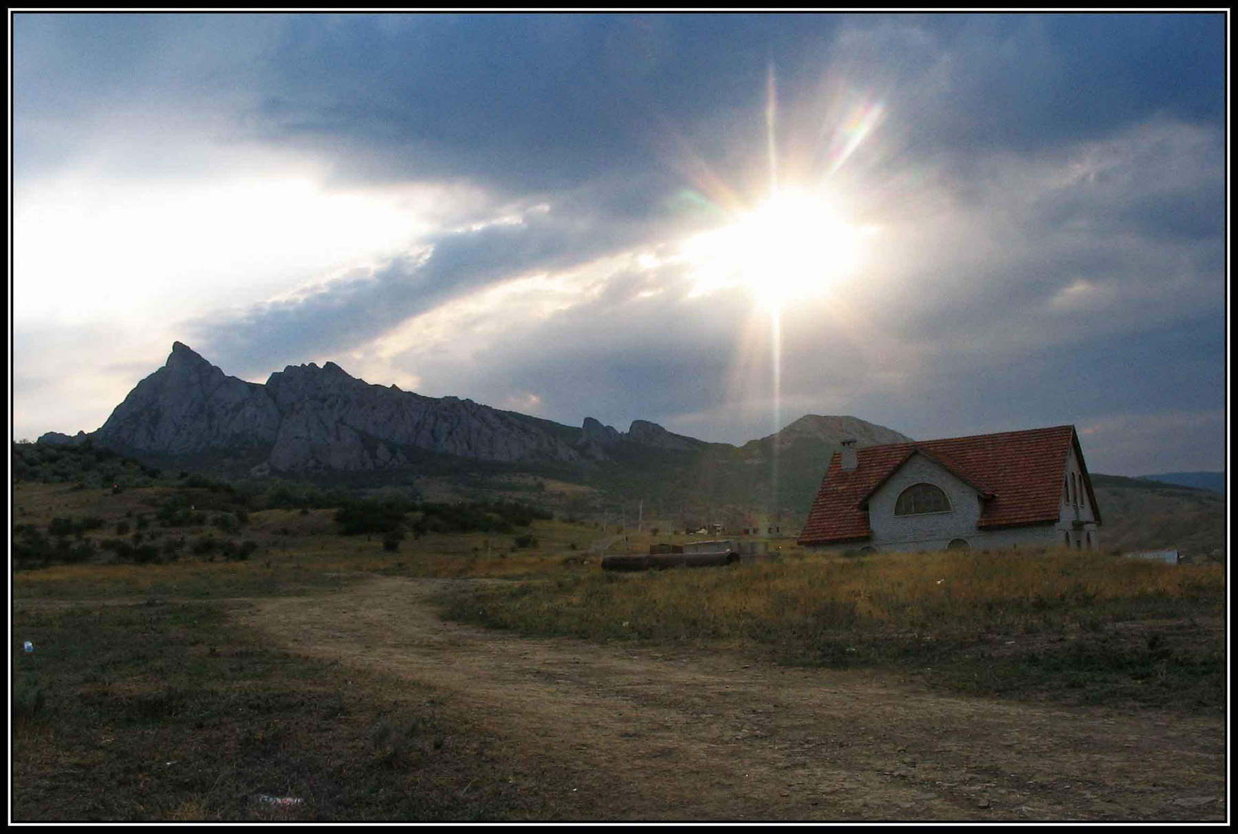 В горах Коктебеля Домик, горы, Солнце