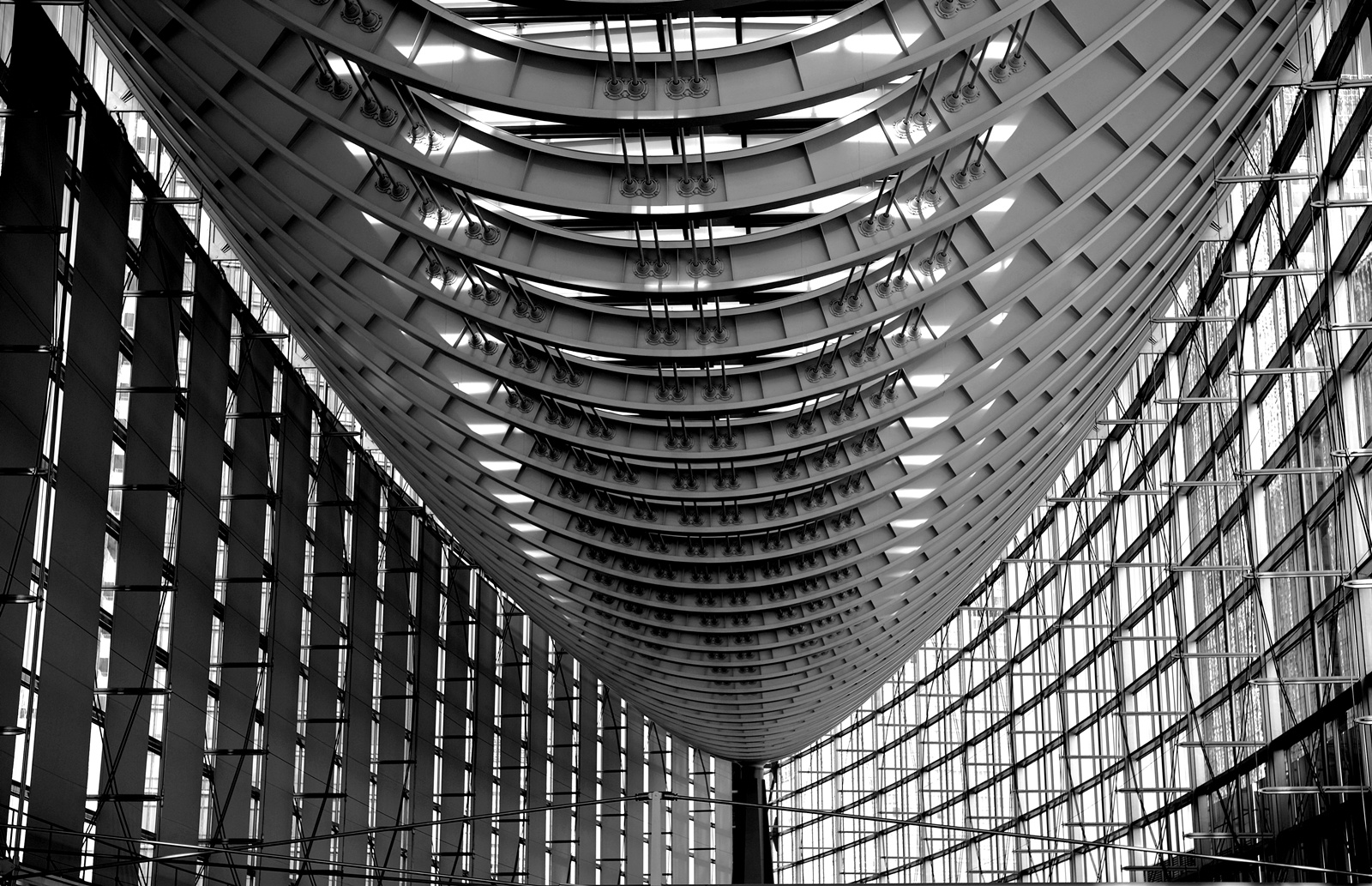 Атриум Tokyo International Forum Токио Архитектура атриум Интерьер крыша потолок выставочный комплекс свет футуризм модернизм Токио Япония ч б