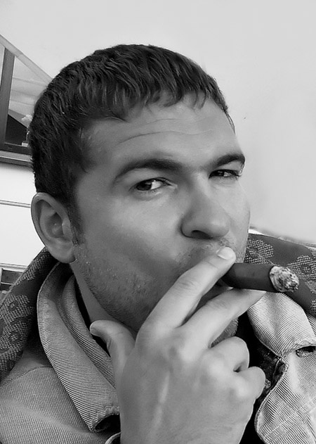 Андрей он любил сигары и... путешествия))