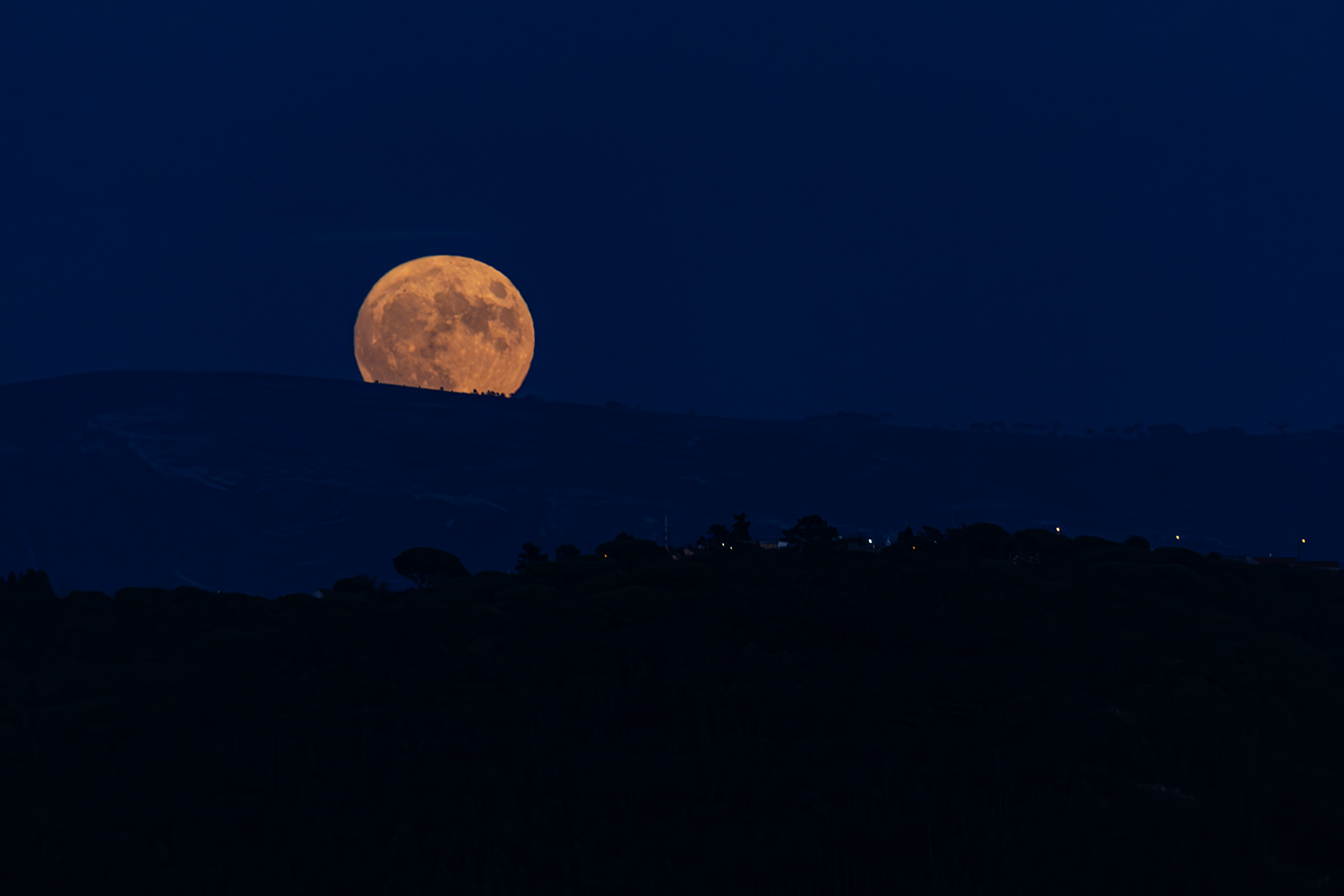 Blue supermoon rising suoermoon blue moon full