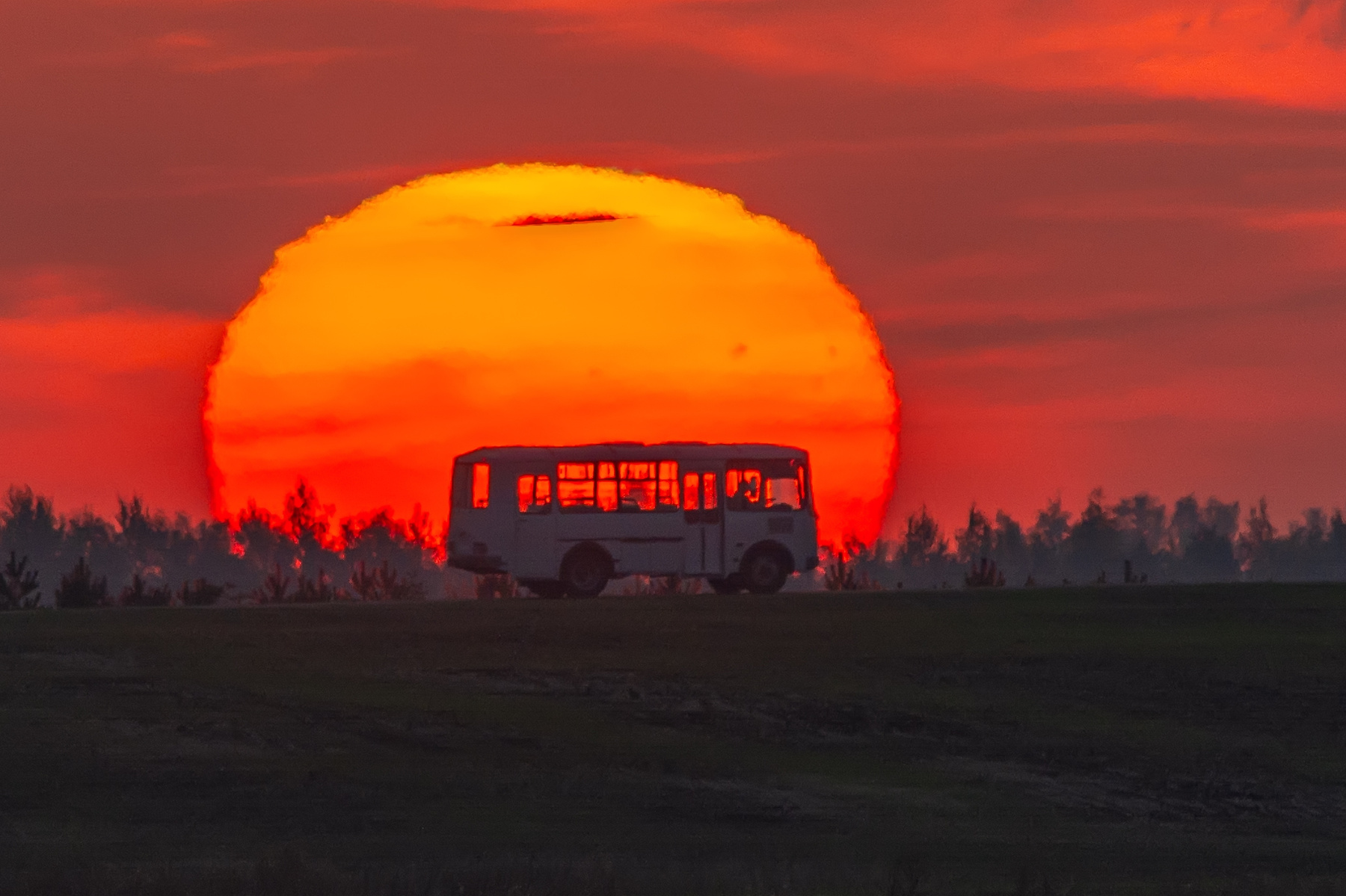 стоп кадр Солнце восход автобус