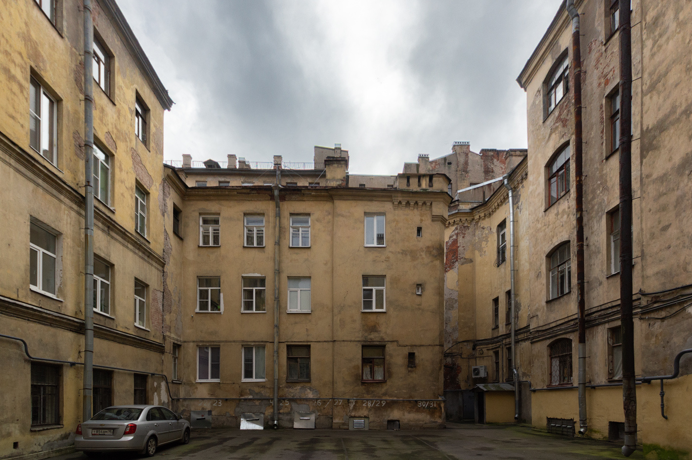 DSC02592 архитектура россия питер петербург санкт-петербург санктпетебург двор дворы спб старыйфонд старый фонд колодец колодцы дворколодец дворыколодцы двор-колодец дворы-колодцы здание окно окна дом васильевский остров