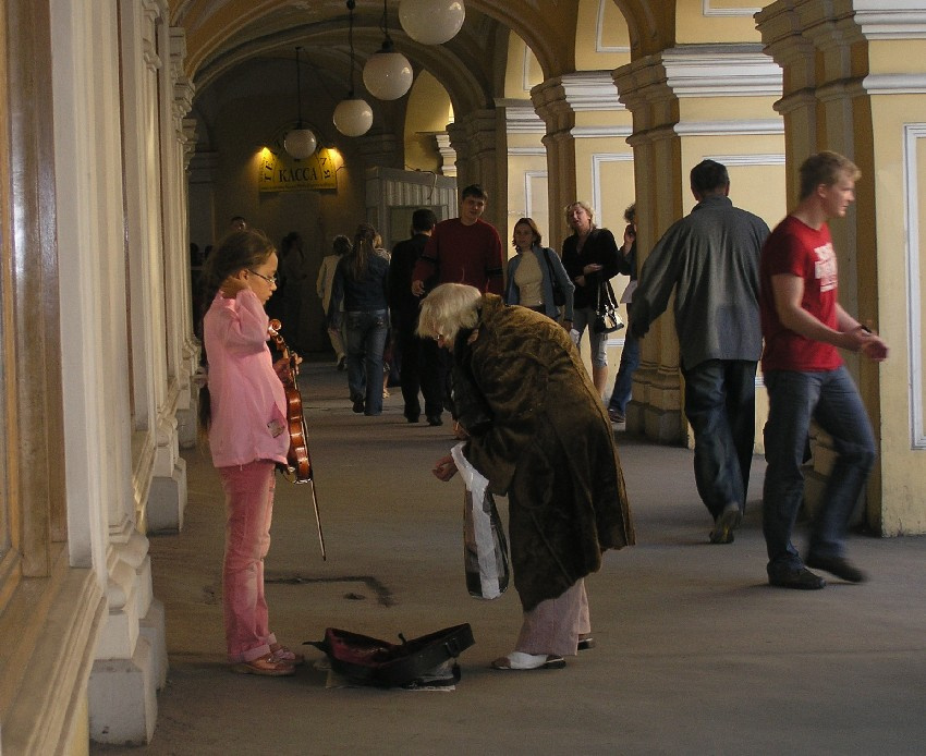 \"Петербургские мгновенья\" *Благодарность...* девочка,старушка,народ
