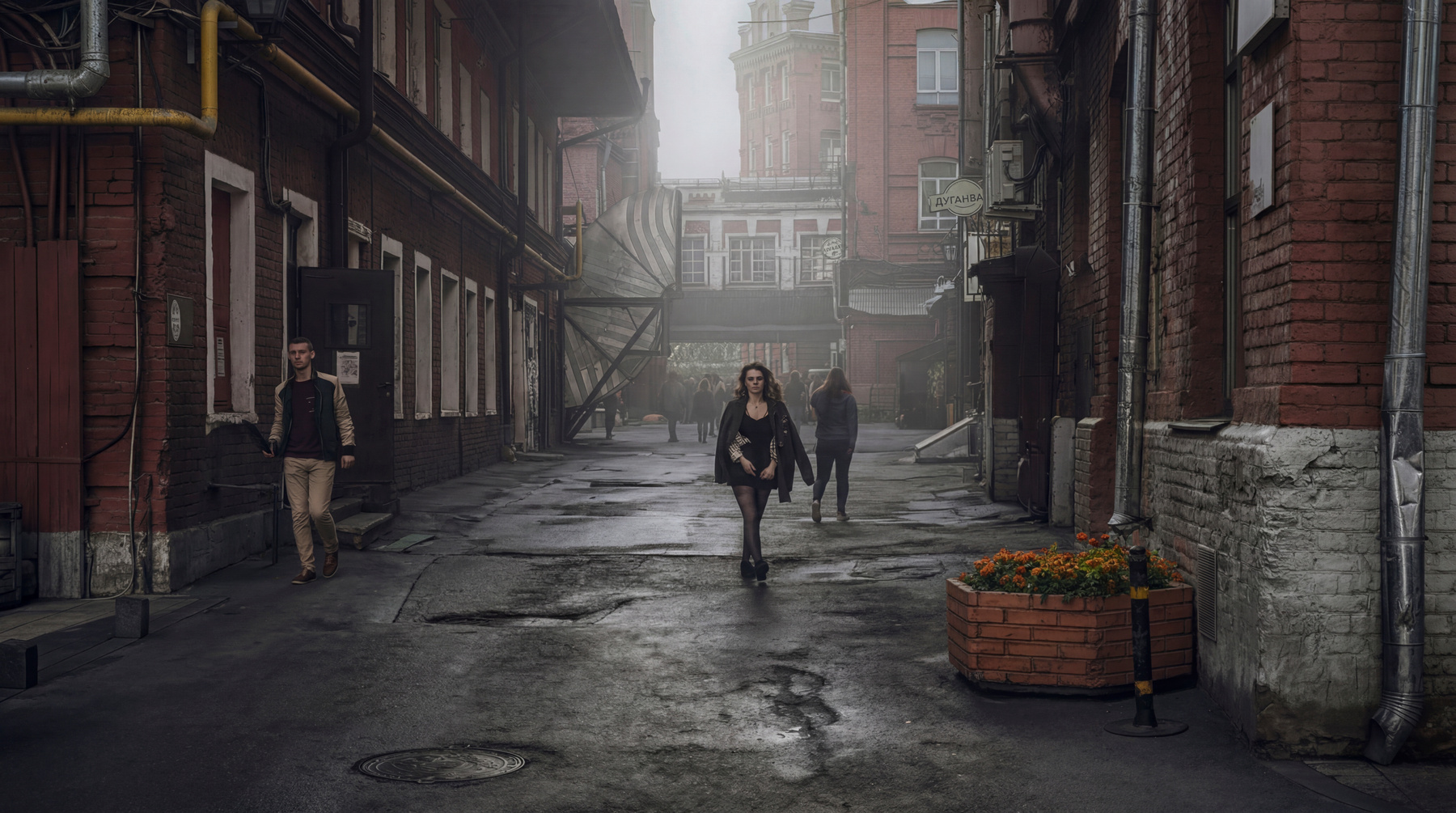 «Двор, где застрял туман» городская фотография индустриальный двор мокрый асфальт туман кирпичные стены